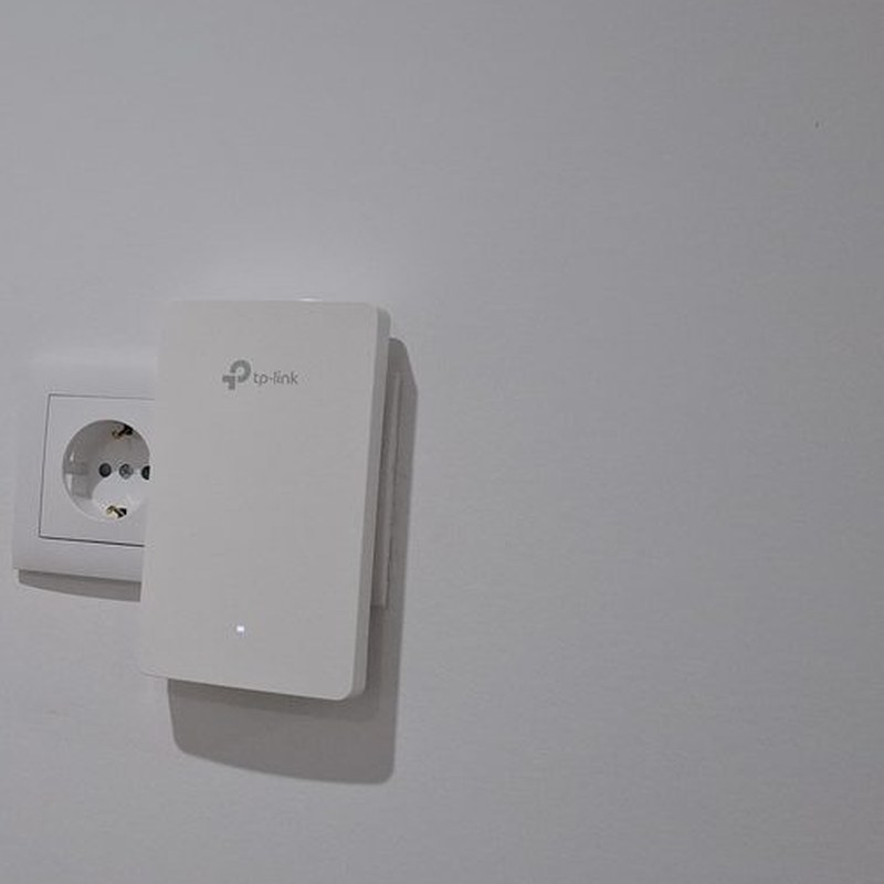 Access point TP-Link instalado em alojamento local