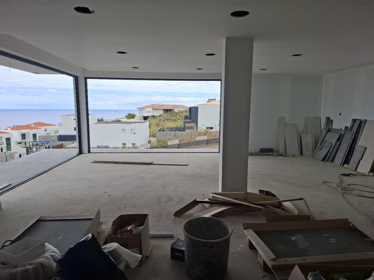 Passagem de cabos em obra de alojamento