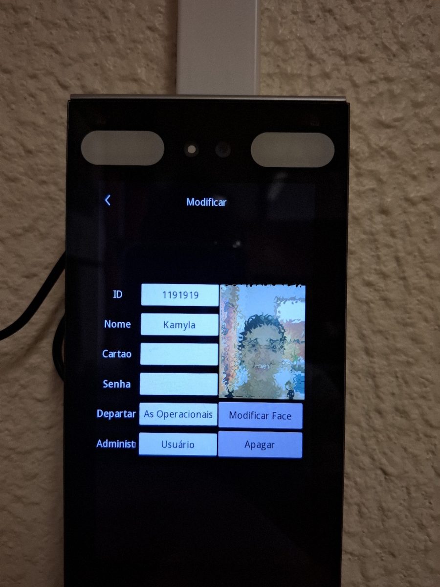 Terminal de controlo de assiduidade instalado
